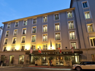 Durant le confinement, l'Ho ?tel Beau Rivage affiche les petits plaisirs des nic ?ois aux fene ?tres