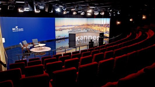 Le Palais des Festivals et des Congrès de Cannes est équipé d'un studio numérique : le Hi5 studio