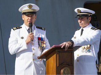 Emmanuel Mocard, nouveau commandant du porte-hélicoptères amphibie Dixmude