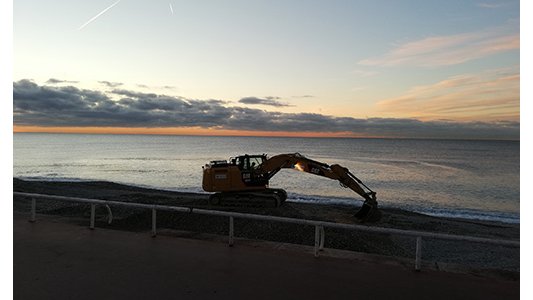 Les plages de la Ville de Nice se préparent à la saison estivale avec l'opération annuelle d'engraissement