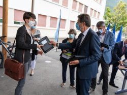 Remise de tablette tablettes numériques à destination des professeurs et de VTT au collège Auguste Blanqui à Puget-Théniers