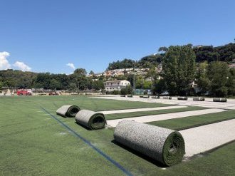 Biot : Le terrain synthétique du complexe Pierre-Operto sera entièrement rénové pour la rentrée scolaire