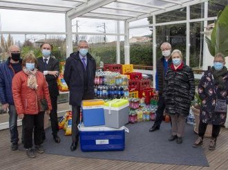 Le golf de Valgarde et la SAGEM offrent des denrées alimentaires à l'épicerie étudiante