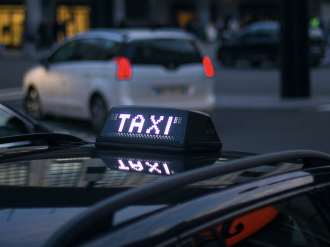Première vente aux enchères réussie d'une licence de taxi à Nice sur Agorastore 