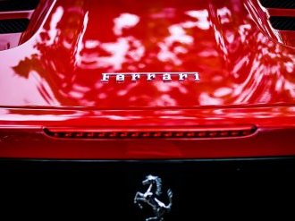 Enchères : Une Ferrari 330 GT « sortie de grange » en vente chez Orsenat