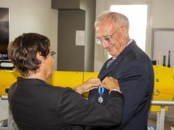 Annick Girardin remet l'Ordre National du Mérite à Hervé Guillou