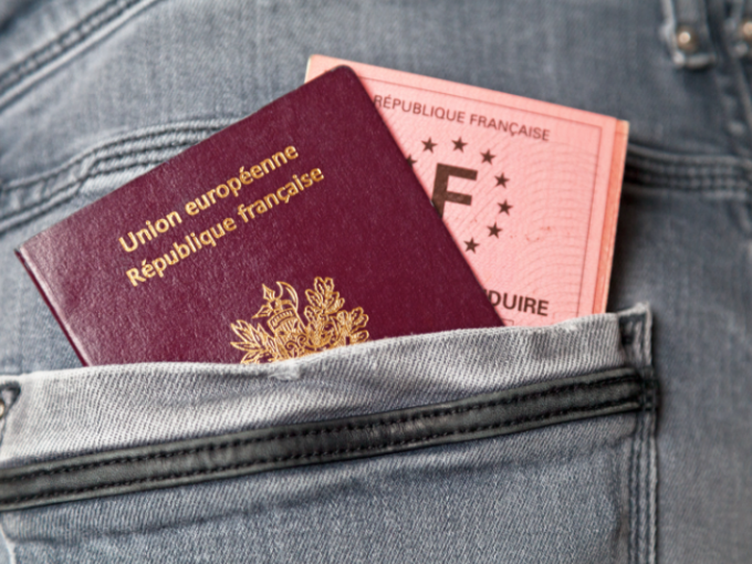 Passeport et timbre (…)