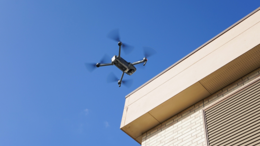 Surveillance par drones durant les trois journées de rentrée organisée par un parti politique à Bordeaux : la justice a suspendu l'arrêté préfectoral