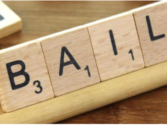 Maintien dans les lieux du locataire après l'échéance de son bail dérogatoire et requalification en bail commercial : la règle est la même pour tout le monde
