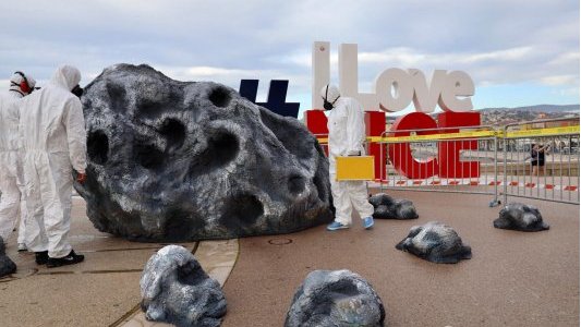 Nice : La météorite du 1er avril transformée en tirelire géante pour soutenir la Fondation Lenval