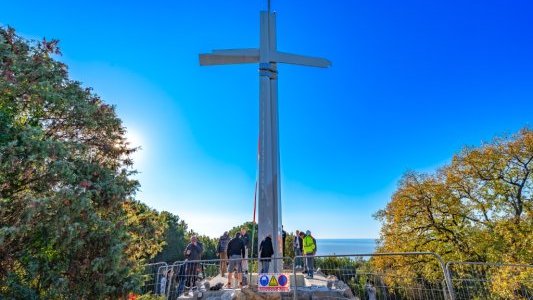 Cannes : la croix monumentale de la Croix-des-Gardes réinstallée après sa chute en 2024