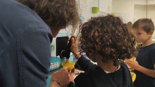 À Biot, des fontaines à yaourt et compote pour réduire les déchets plastiques et le gaspillage alimentaire