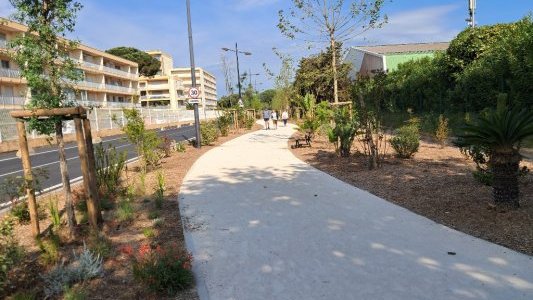  Au Lavandou, voies arborées et coulée verte