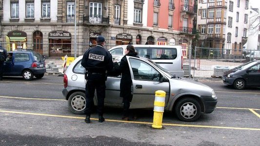 Appel d'un biologiste aux policiers : « ne touchez pas les attestations dérogatoires ! »