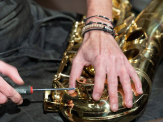 À Ollioules, le maître tapissier Edgard Stanich présente son exposition « Siège et matières » consacrée à la restauration