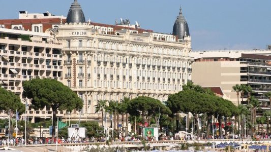 Constitution de l'Association des Etablissements Balnéaires de la Croisette (A.E.B.C) réunissant plus de 20 professionnels - CANNES