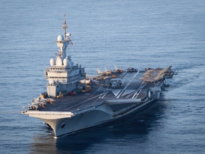 Le porte-avions Charles