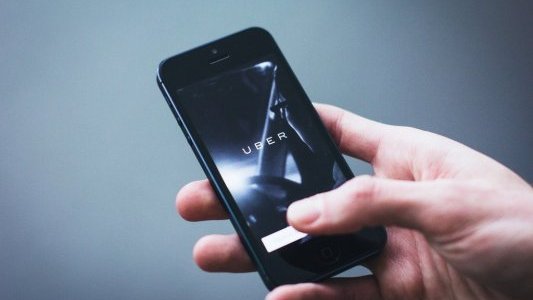 La Cour de cassation requalifie en contrat de #Travail la relation contractuelle entre la société Uber et un chauffeur