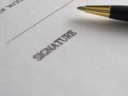 Quelle est la valeur d'une clause d'arbitrage insérée dans un projet de contrat non signé ?