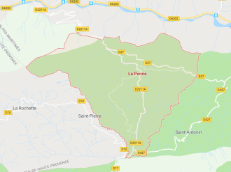 La Penne : Une route à deux voies et des emplacements de parking place Luigi Durand