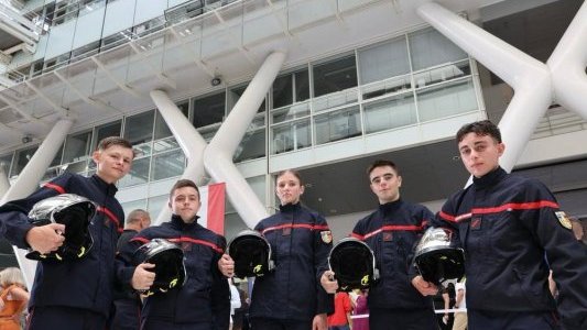 100 jeunes sapeurs-pompiers distingués lors d'une remise de casques à Marseille