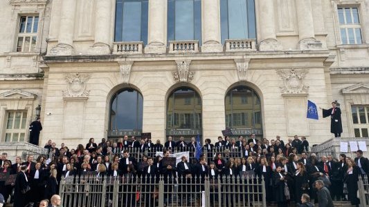Marseillaise, chants ironiques repris en choeur, les Avocats niçois haussent le ton