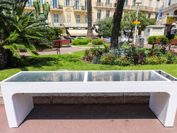 Première à l'échelle nationale, la Mairie de Cannes équipe l'espace public de bancs « intelligents » à énergie solaire