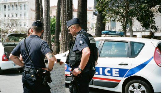 Cannes : la députée Alexandra Martin réclame un plan de rattrapage des effectifs dans la Police nationale