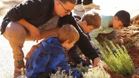 À La Garde, les enfants mettent la main à la terre !