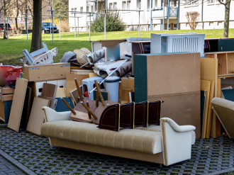 Comment gérer les encombrants en copropriété : règles à suivre et solutions pratiques pour s'en débarrasser