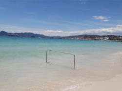 Des rampes d'accessibilité à Cannes pour permettre la baignade pour tous !