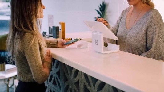 Les Galeries Lafayette CAP 3000 mettent en place l'arrondi en caisse en faveur de la Ligue contre le cancer 