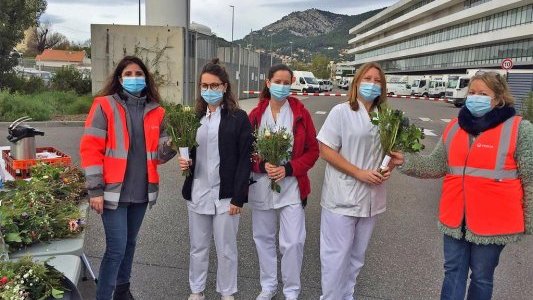 A Toulon, 1 000 bouquets pour dire merci au personnel soignant !