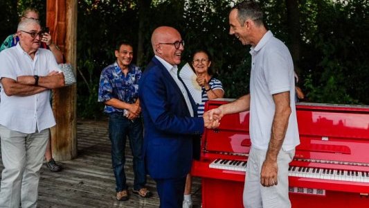 À Nice, un local municipal mis à disposition pour le piano rouge de Steve Villa-Massone