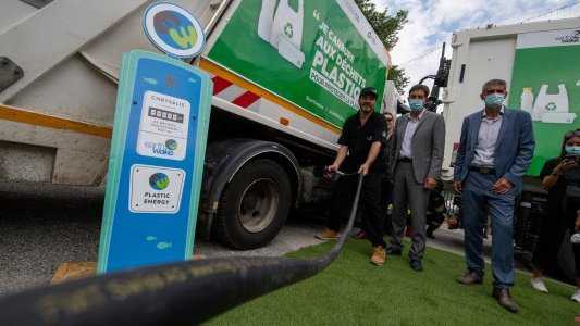 1ère mondiale : Mise en circulation des camions bennes qui roulent grâce aux déchets plastiques