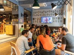 L'hostel OZZ ouvre son bar à tous les niçois pour une expérience multiculturelle !