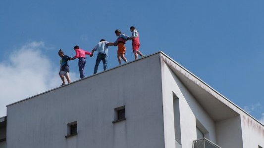 La horde dans les pavés présente une déambulation acrobatique exceptionnelle à Cannes le 28 et 29 juin