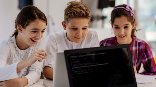 Orange organise des ateliers « prêts à coder et décoder le monde numérique » pour des élèves de 3ème à La Trinité