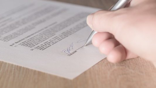 Faut-il modifier le contrat de travail en cas de demande de remplacement temporaire ?