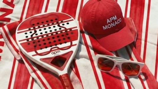 APM Monaco installe un terrain de padel éphémère face au Casino de Monte-Carlo au profit de la Fondation Prince Albert II