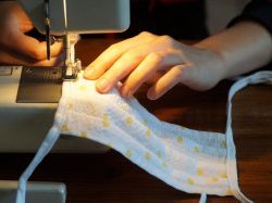 Masques textiles adaptés aux personnes en situation de handicap, le gouvernement encourage la production