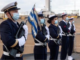 Dernière rentrée des couleurs de la frégate antiaérienne Jean Bart