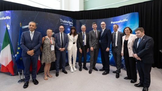 Coopération spatiale : Thales Alenia Space reçoit une délégation ministérielle franco-italienne à Cannes