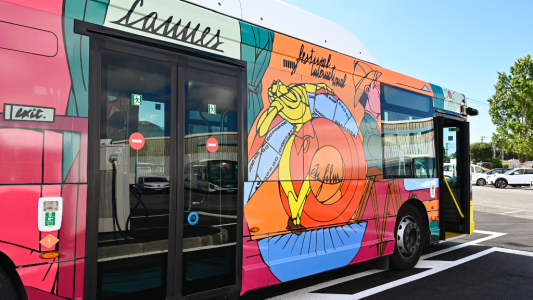 À Cannes, l'art prend le bus : trois véhicules Palm Bus métamorphosés par Valerio Adami