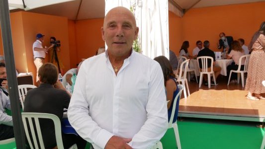 Les chefs d'entreprise heureux de partager leurs idées de relance lors du déjeuner Club Business Cagnes