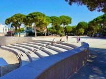 Antibes : le grand escalier monumental reliant la Pinède Gould à la mer est achevé