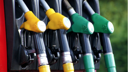 Carburants : pourquoi les prix du pétrole baissent partout sauf... à la pompe