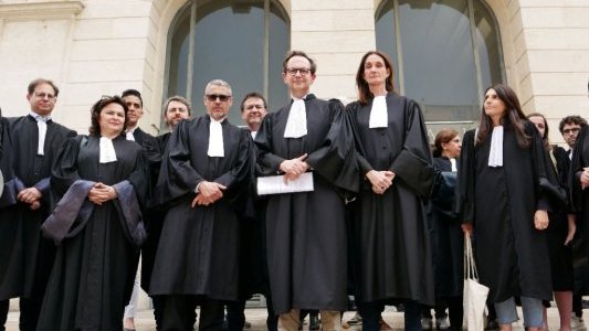 Des avocats niçois manifestent en robe contre la proposition de loi Attal