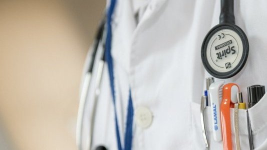 Le médecin du travail peut prescrire un arrêt de travail, le décret est paru