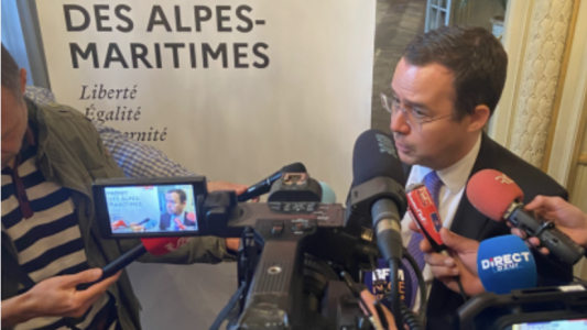 Incendie à Carros : le préfet ordonne des mesures d'urgence et une évaluation environnementale